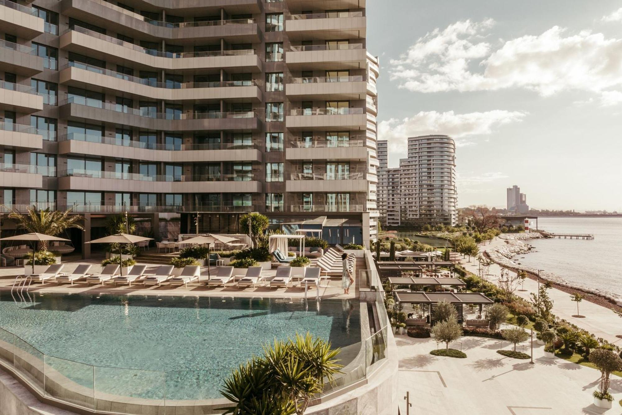Jw Marriott Hotel Istanbul Marmara Sea Exterior foto The pool at the Ritz-Carlton, South Beach